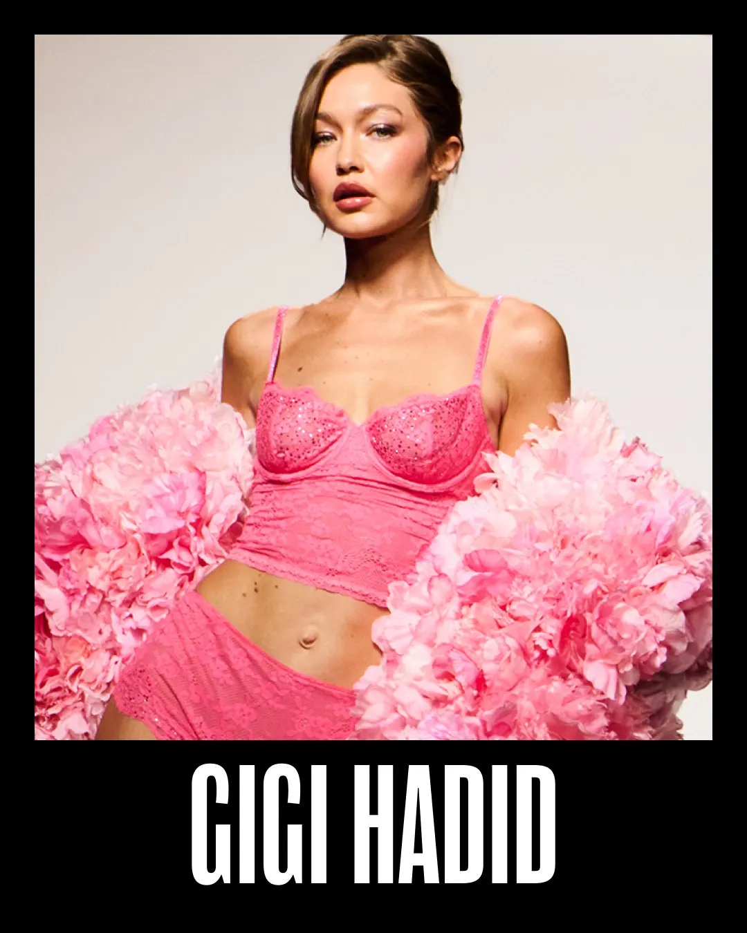 Gigi Hadid en lingerie rose et plumes roses, portrait officiel du casting du Victoria's Secret Fashion Show 2026