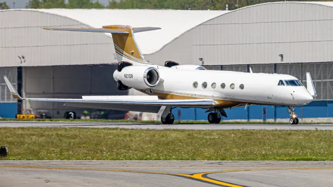 Un Gulfstream V, le modèle de jet privé de Lionel Messi, à l'atterrissage