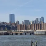 Vue sur la skyline de Manhattan et le Williamsburg Bridge depuis le quartier de Williamsburg, à Brooklyn
