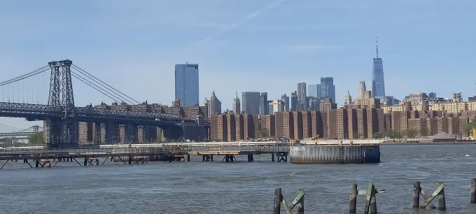 Vue sur la skyline de Manhattan et le Williamsburg Bridge depuis le quartier de Williamsburg, à Brooklyn