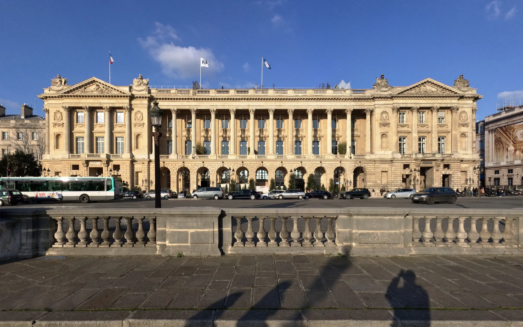 La fachada del Hôtel de Crillon en la plaza de la Concordia de París