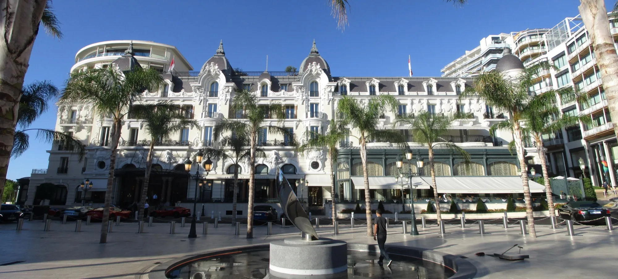 La fachada del Hôtel de Paris Monte-Carlo en la plaza del Casino