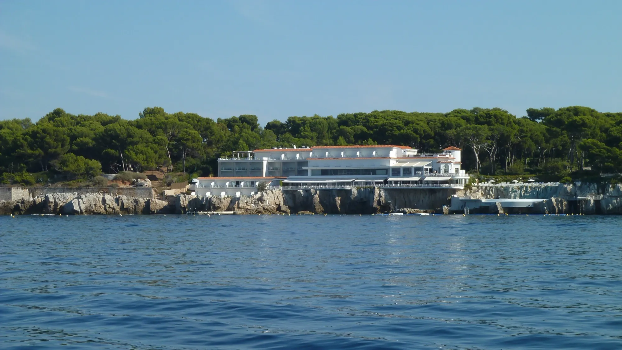El Eden-Roc del Hôtel du Cap-Eden-Roc visto desde el mar en el Cap d'Antibes