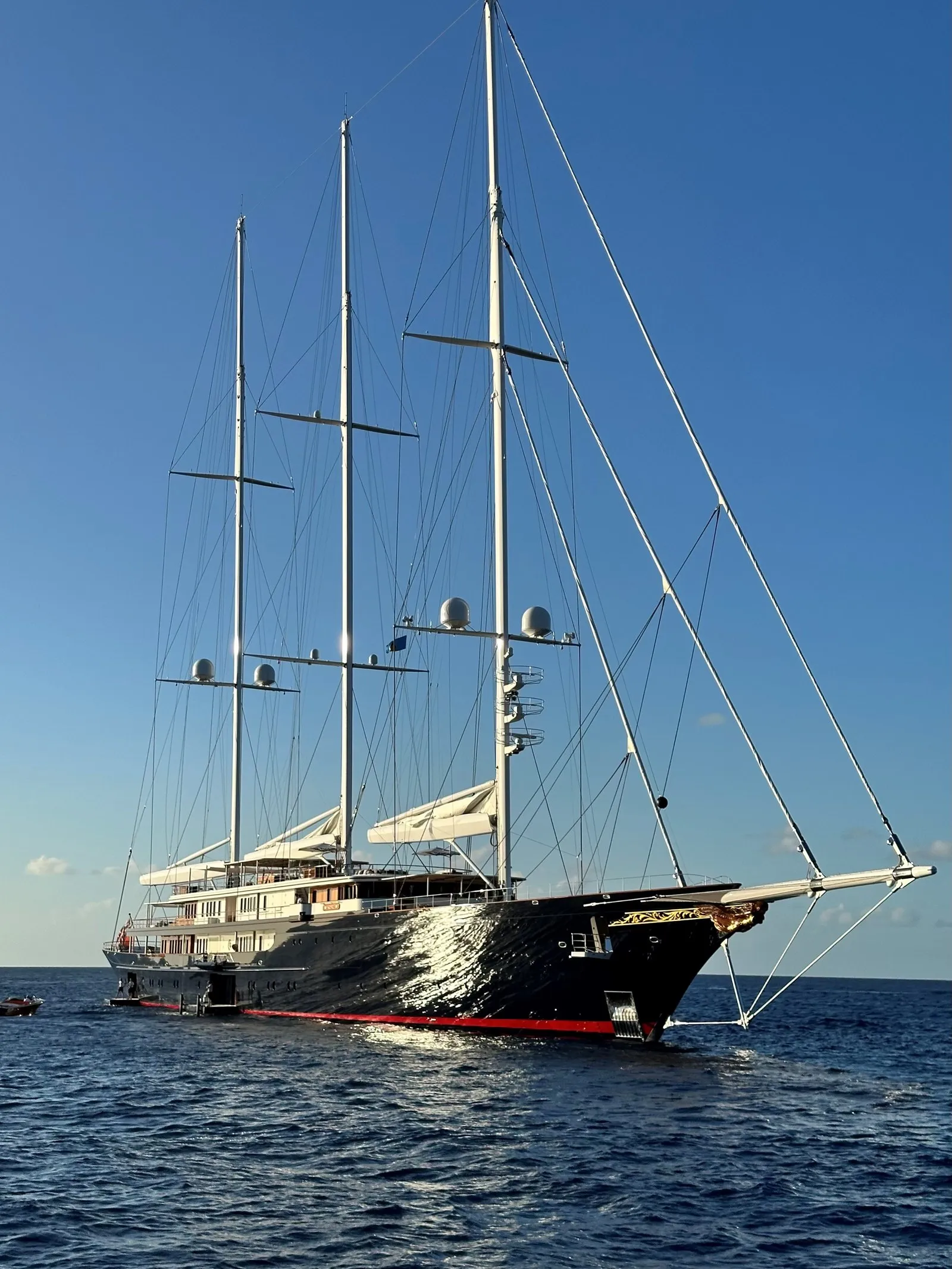 El velero Koru de Jeff Bezos, un tres palos de 127 metros construido por Oceanco, fondeado