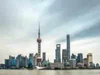 Skyline de Pudong à Shanghai, avec la tour de la Perle de l'Orient, vue depuis la rive du Huangpu sous un ciel nuageux