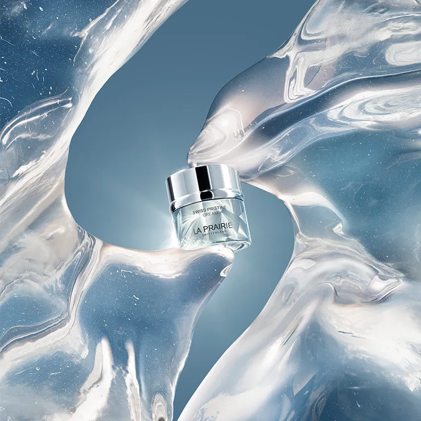 Tarro plateado de la crema Swiss Pristine de La Prairie en un decorado de hielo
