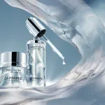 Crème et sérum Swiss Pristine de La Prairie dans un décor de glace translucide