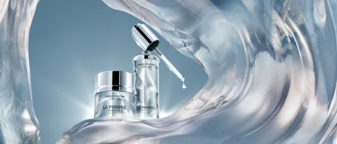 Crème et sérum Swiss Pristine de La Prairie dans un décor de glace translucide