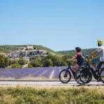 Le Luberon sélectionné parmi les 30 destinations de référence de " Destination France à vélo " - La Revue du Luxe