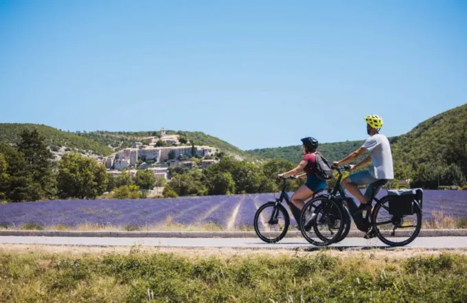 Le Luberon sélectionné parmi les 30 destinations de référence de " Destination France à vélo " - La Revue du Luxe