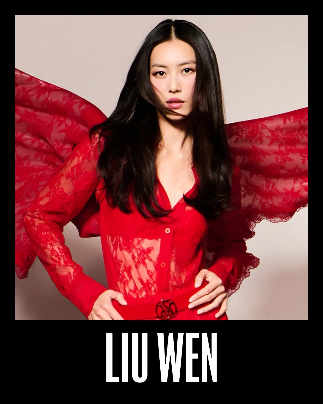 Liu Wen en dentelle rouge et ailes rouges, portrait officiel du casting du Victoria's Secret Fashion Show 2026