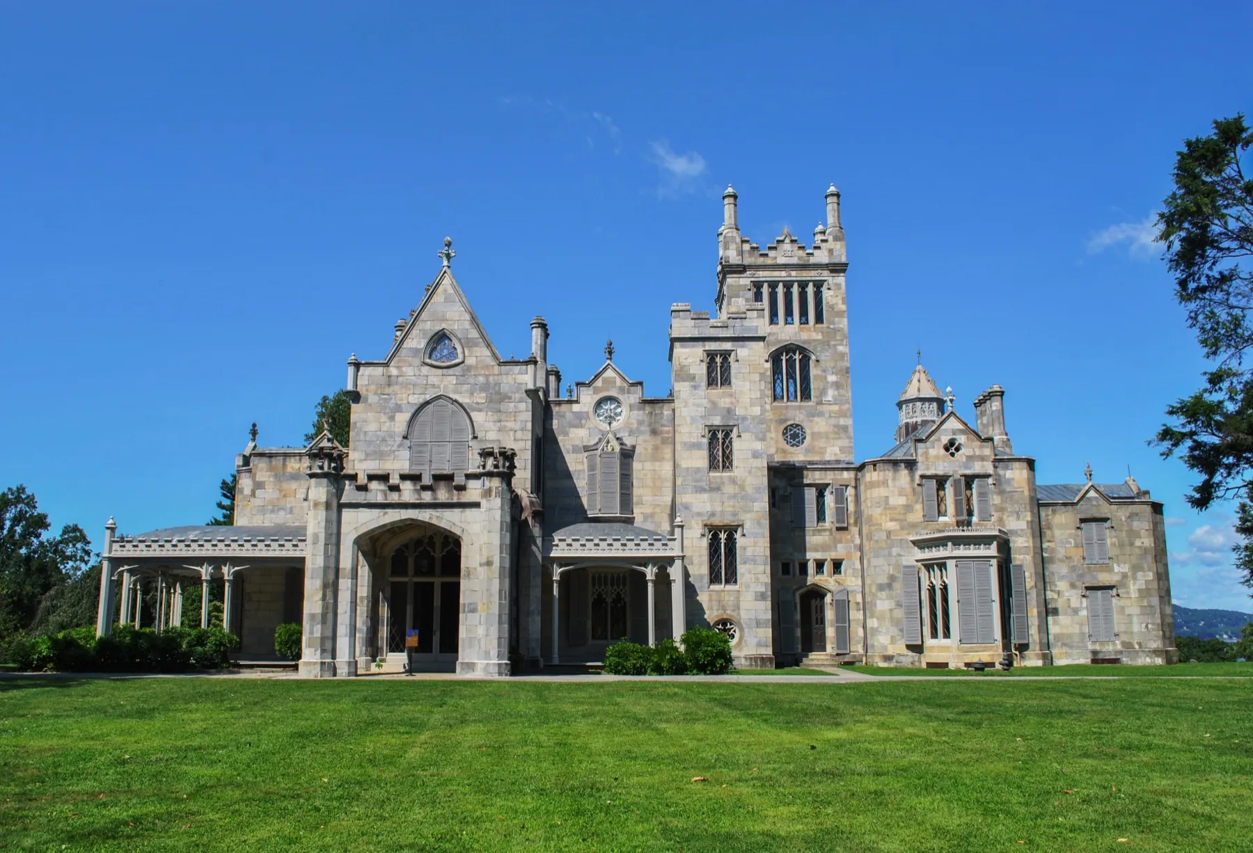 Le manoir néogothique de Lyndhurst à Tarrytown, tours et pinacles de pierre grise sous un ciel bleu