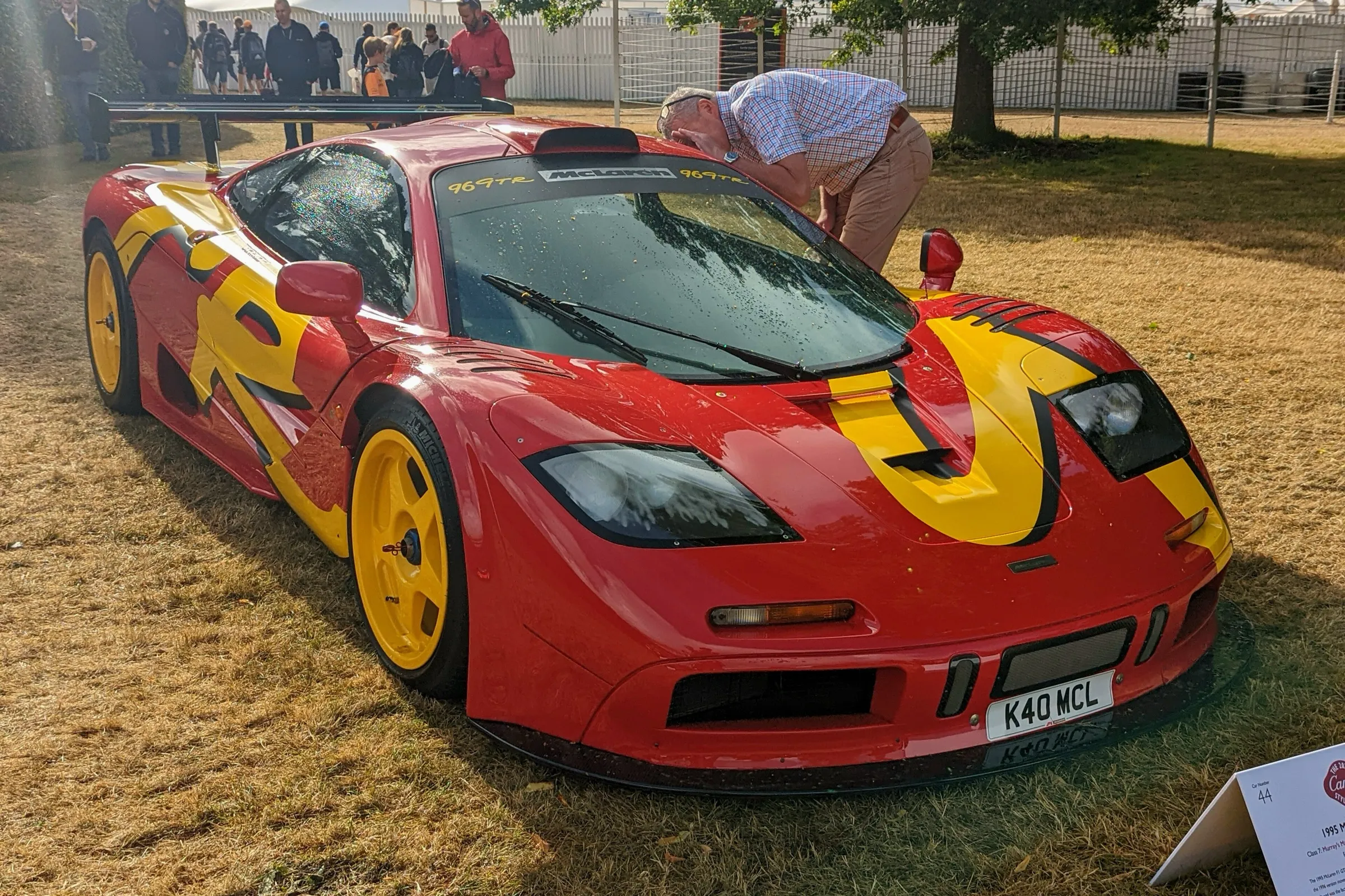 McLaren F1 GTR de 1996 matriculado para carretera, con decoración roja y amarilla