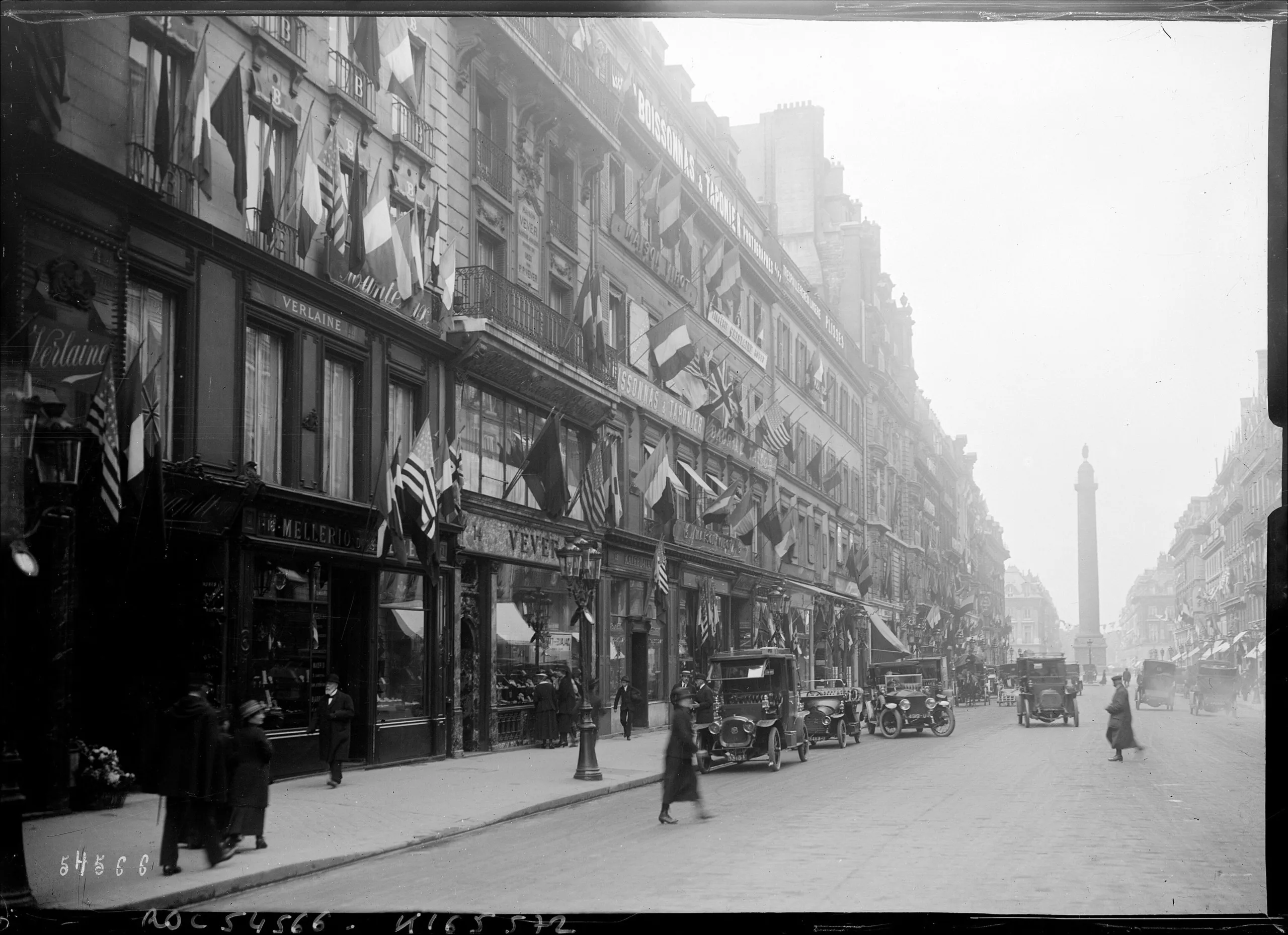 Rue de la Paix à Paris en 1919 avec l'enseigne Mellerio et la colonne Vendôme au fond