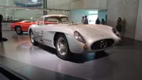 Mercedes-Benz 300 SLR Uhlenhaut Coupé argent exposée au Musée Mercedes-Benz