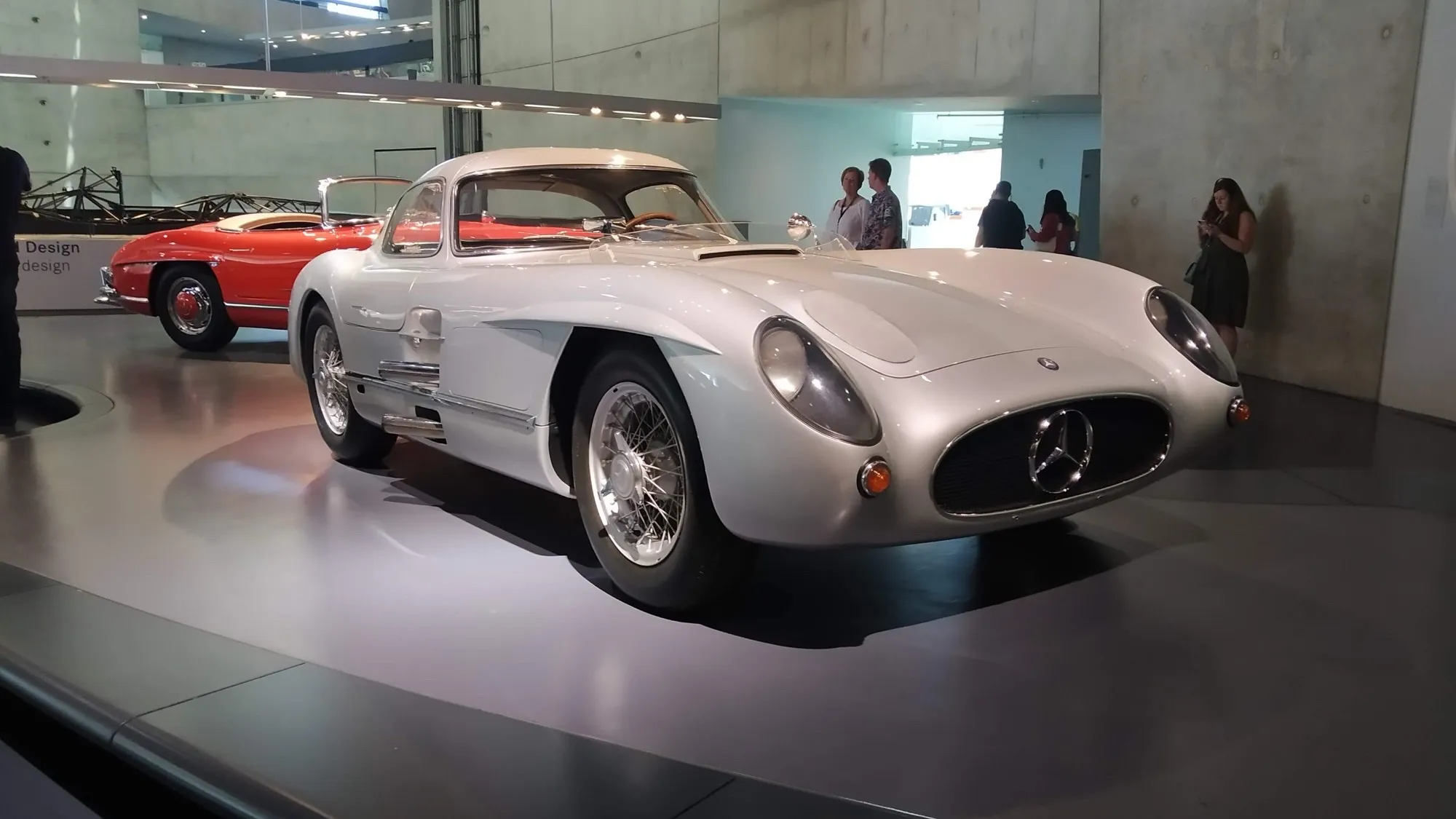 Mercedes-Benz 300 SLR Uhlenhaut Coupé argent exposée au Musée Mercedes-Benz