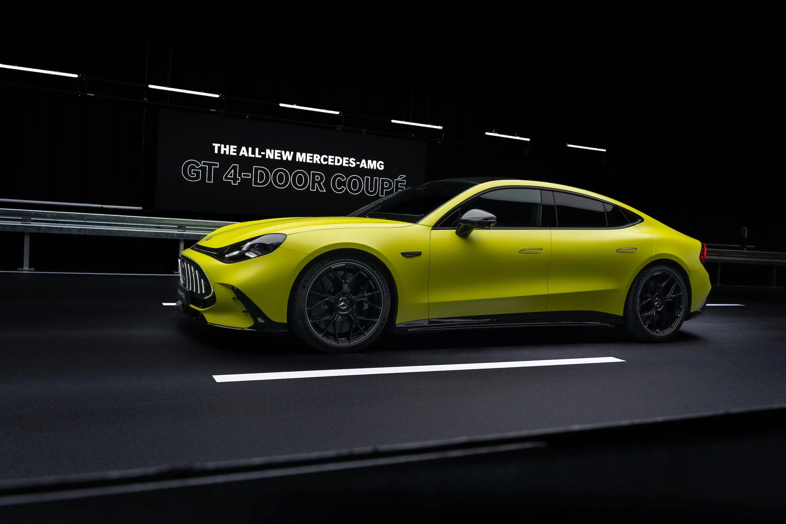 Mercedes-AMG GT Coupé 4 Portes électrique jaune vue de profil