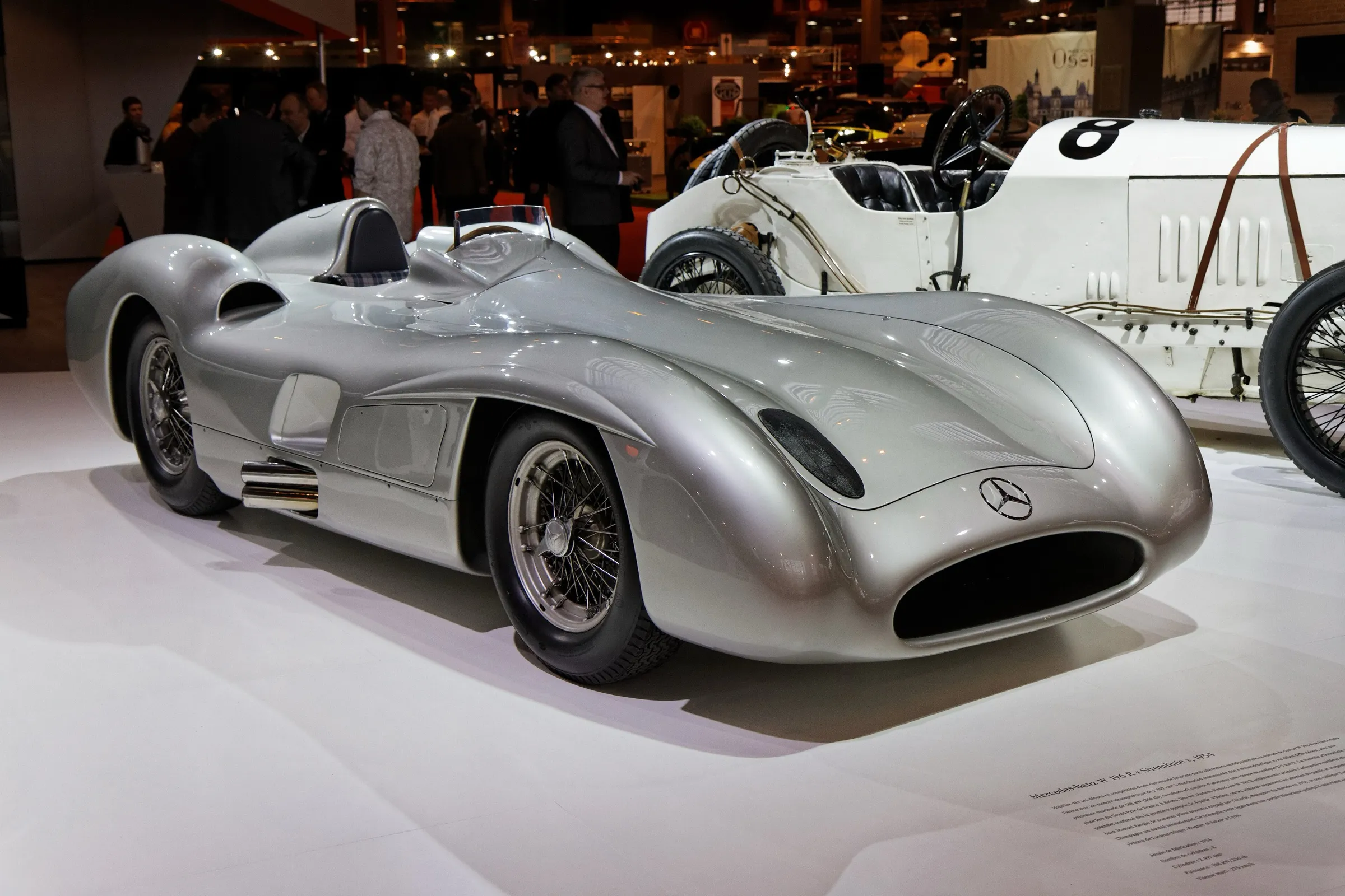 Mercedes-Benz W 196 R Stromlinienwagen de 1954 con carrocería carenada plateada, expuesto en el salón Rétromobile