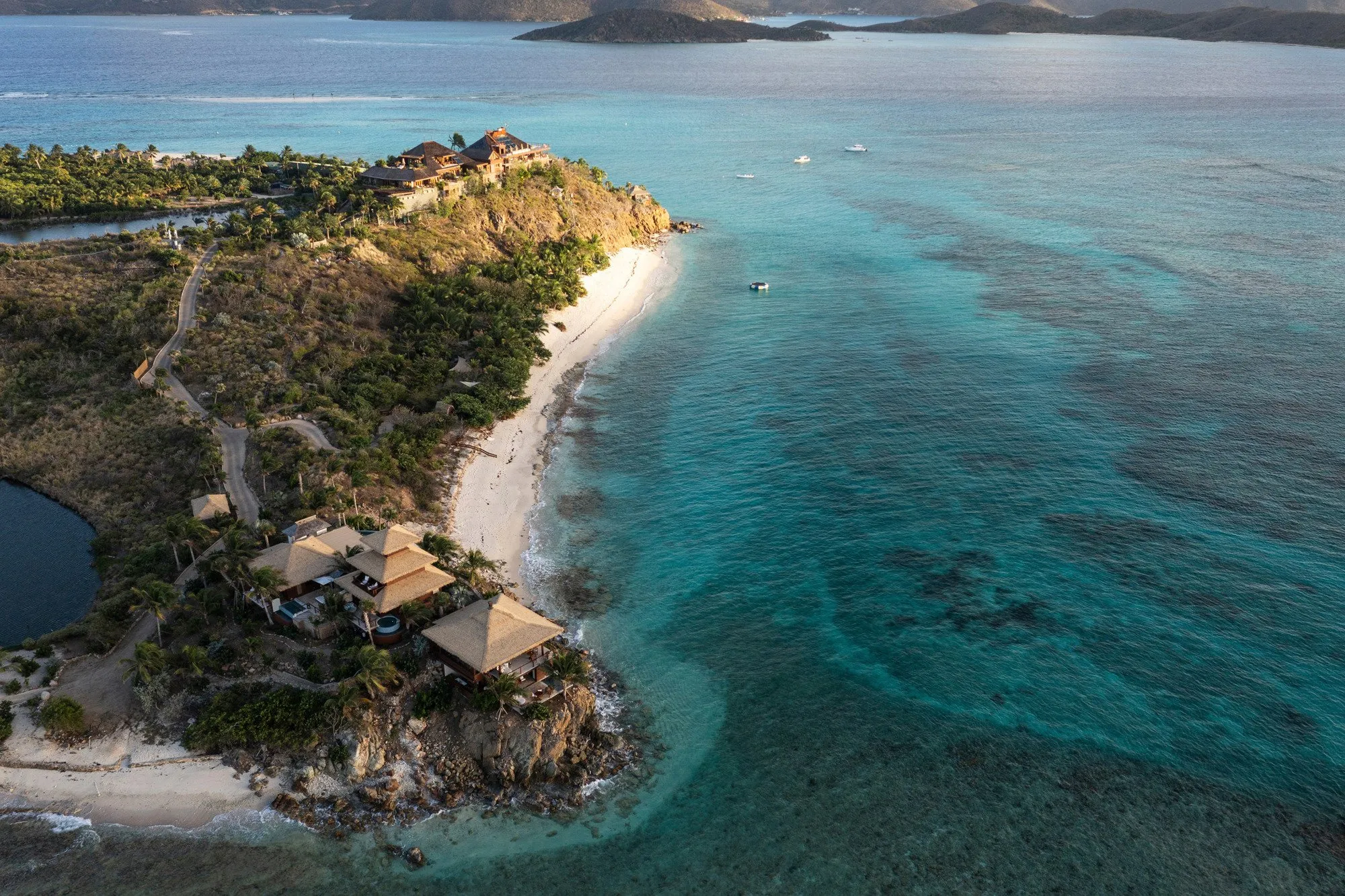 Vue aérienne de la Great House et des maisons balinaises de Necker Island