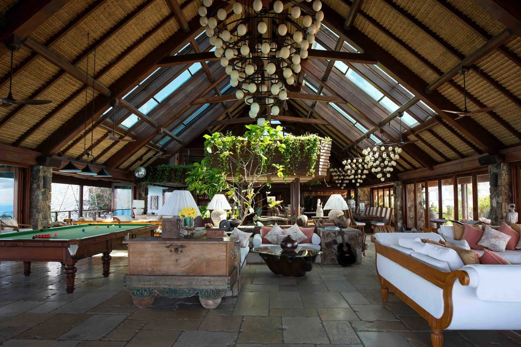 Salon de la Great House de Necker Island sous sa charpente balinaise