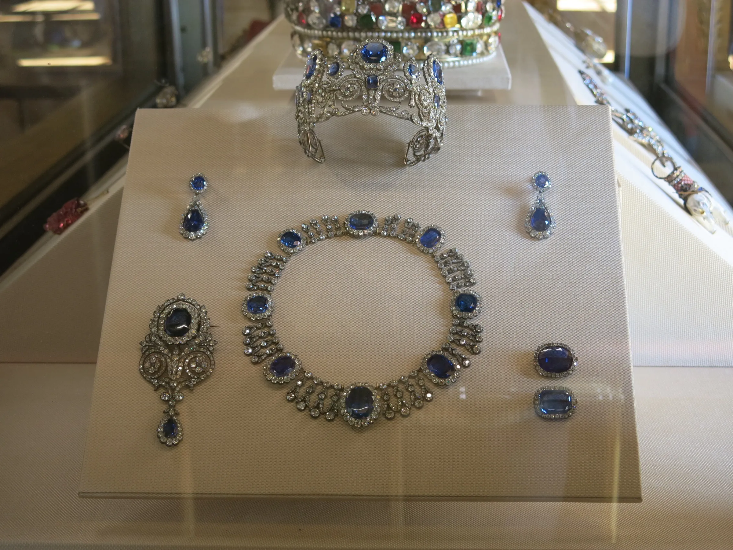 Parure de saphirs de la reine Marie-Amélie présentée en vitrine au Louvre, avec collier, boucles d'oreilles et broches