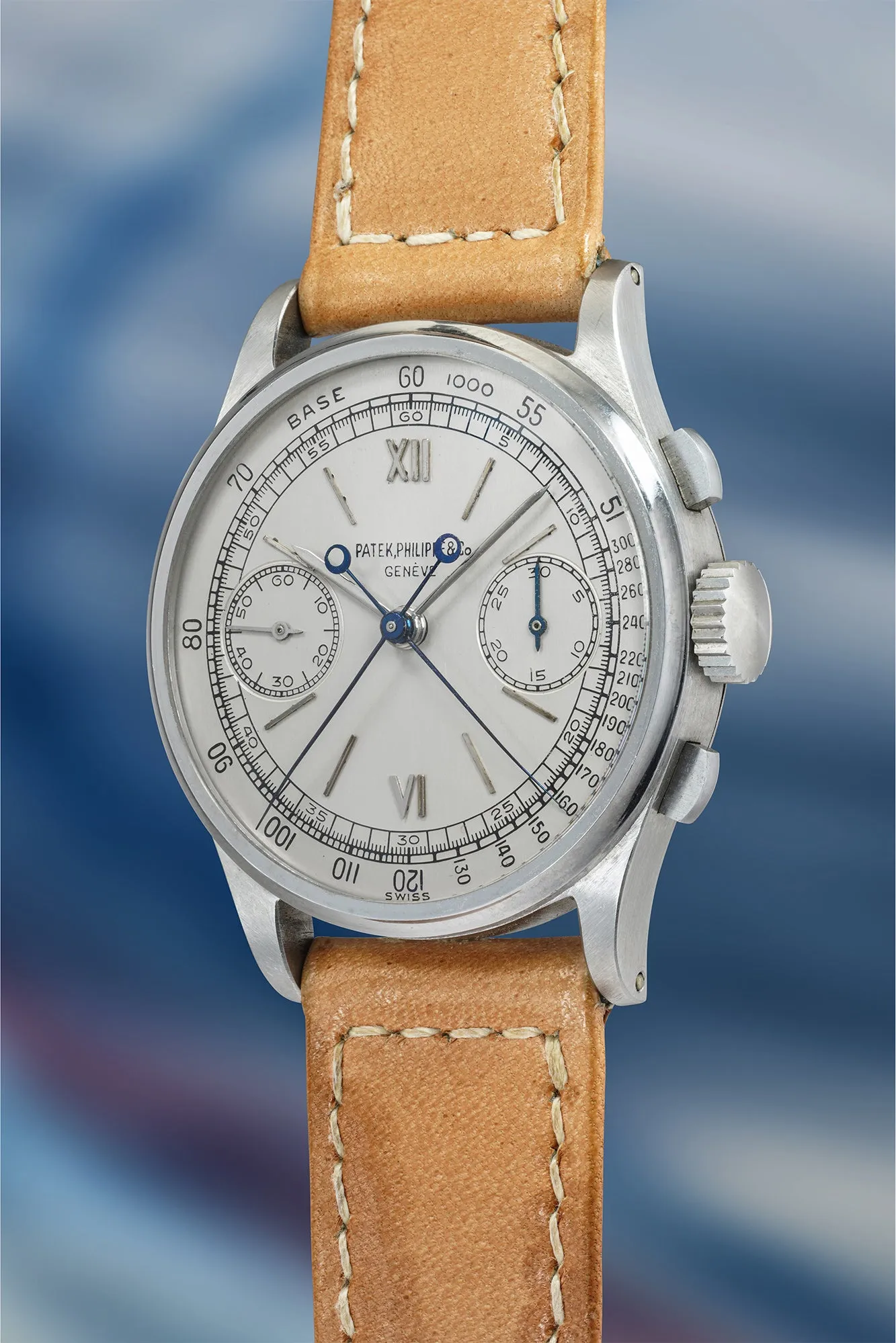 Patek Philippe référence 1436 en acier de 1945, chronographe à rattrapante à cadran argenté et échelle tachymétrique