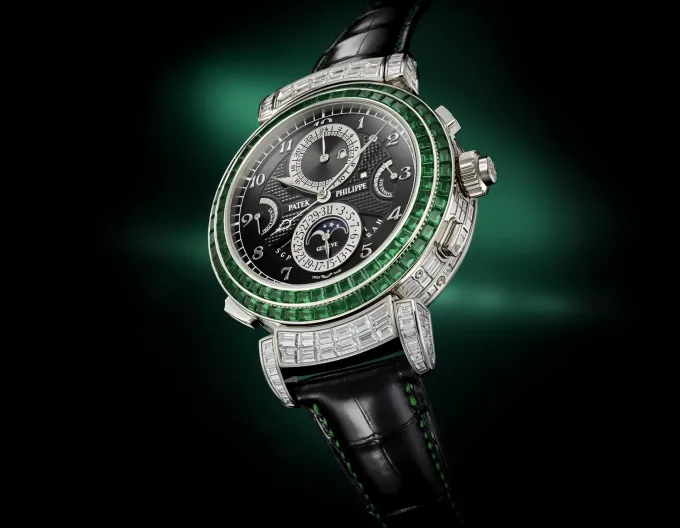Patek Philippe Grandmaster Chime 6300/403G-001 en or gris serti de diamants et d'émeraudes baguette
