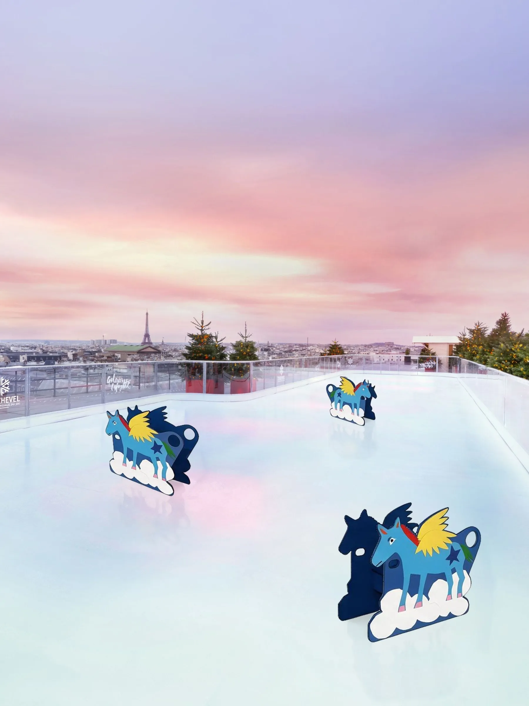 Patinoire sur le toit-terrasse des Galeries Lafayette avec des chevaux ailés bleus et la tour Eiffel au loin
