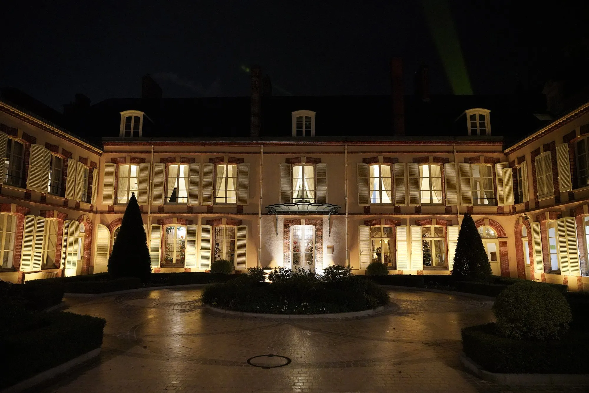 Façade illuminée de la maison Perrier-Jouët avenue de Champagne à Épernay