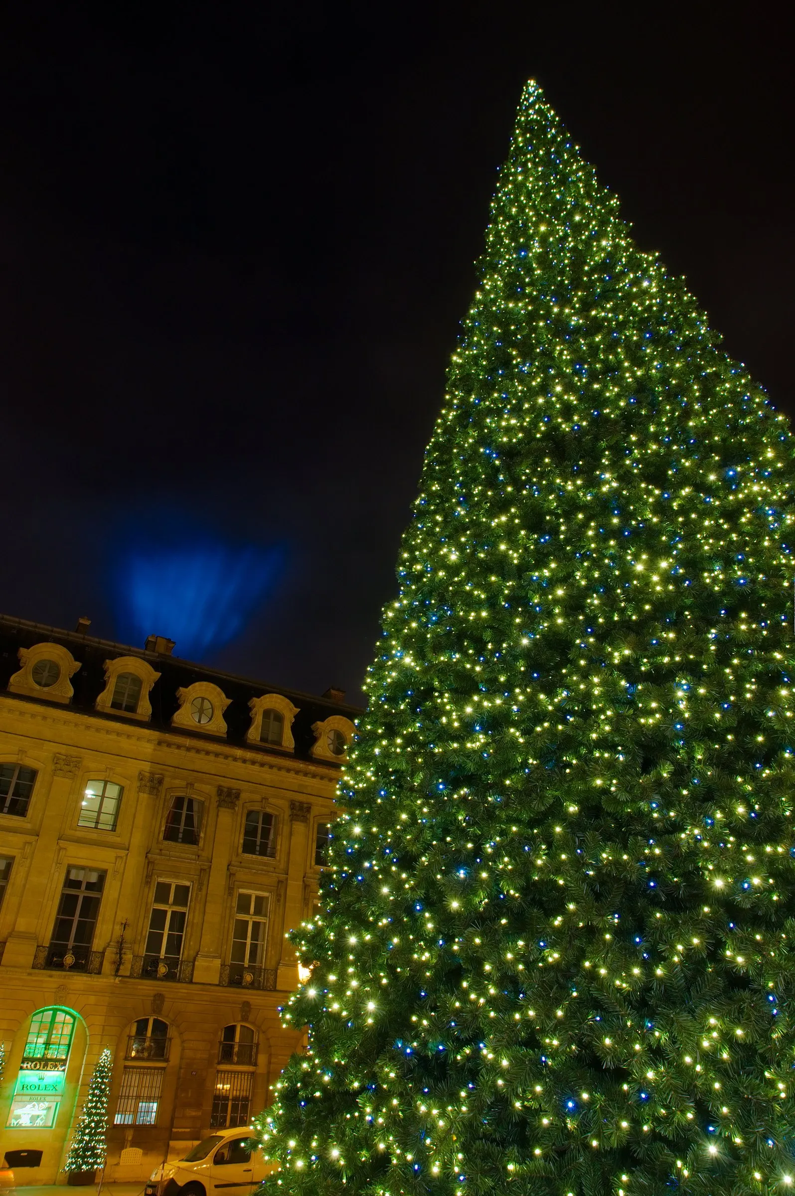 Grand sapin de Noël illuminé sur la place Vendôme à Paris, de nuit