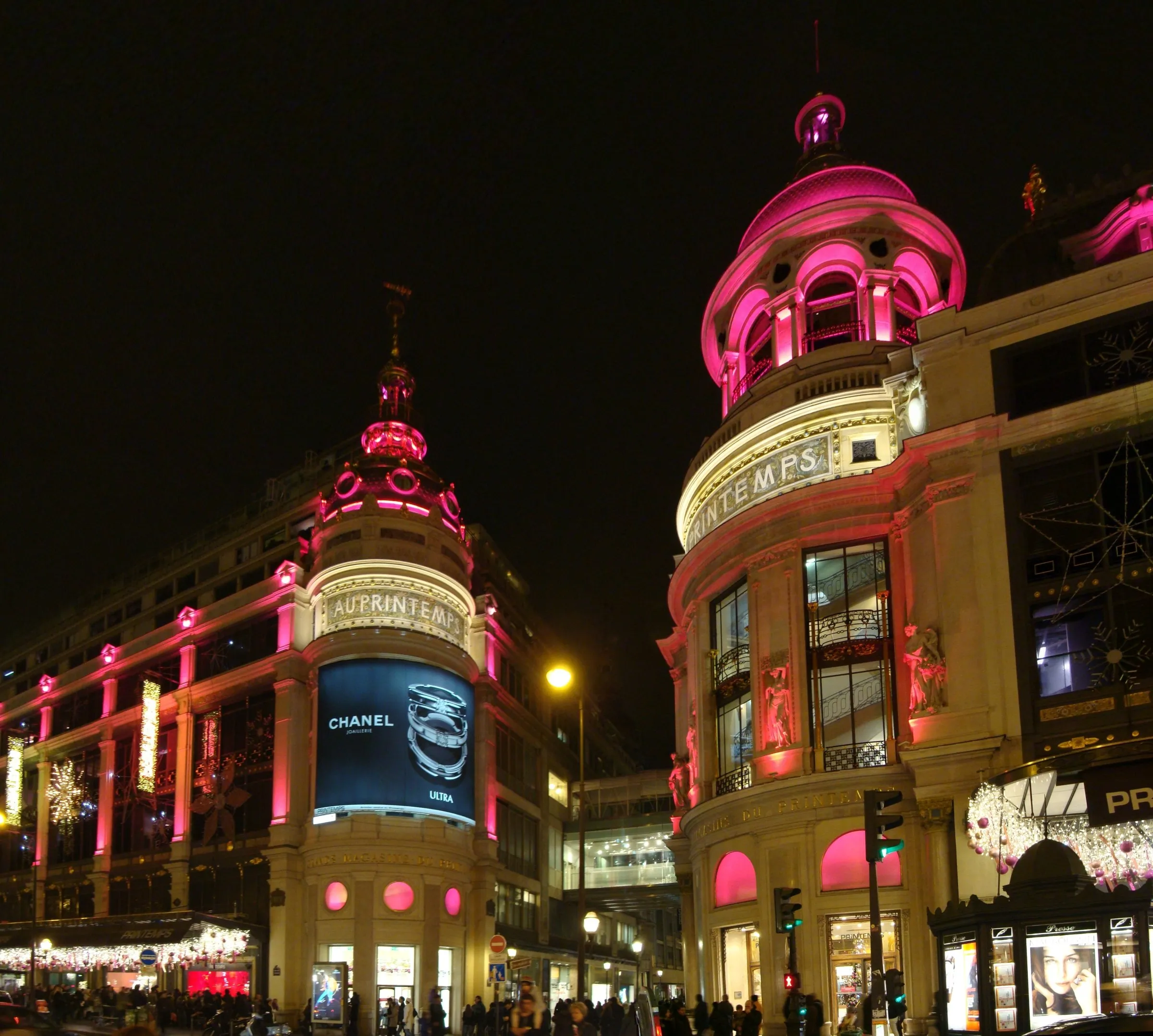 Coupoles du Printemps Haussmann illuminées en rose un soir de décembre, boulevard Haussmann
