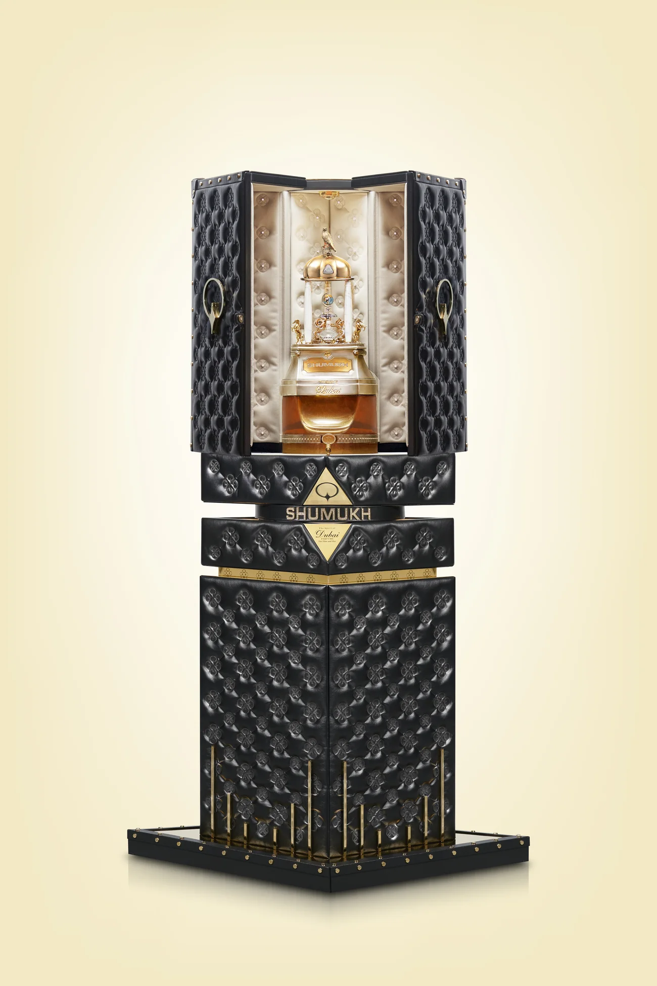 Le parfum Shumukh dans son écrin capitonné noir ouvert, sur son piédestal