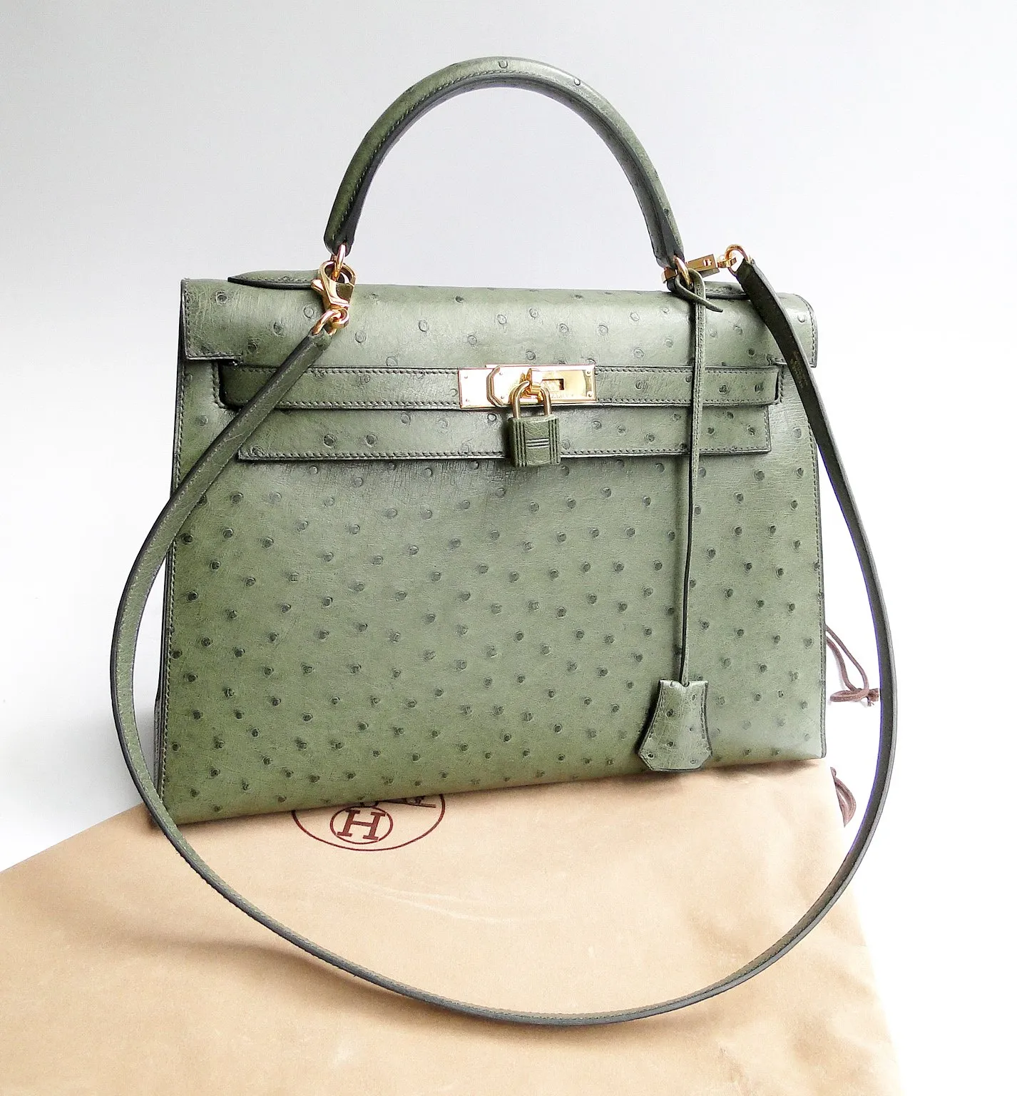 Hermès Kelly bag in green ostrich leather with its padlock and clochette
