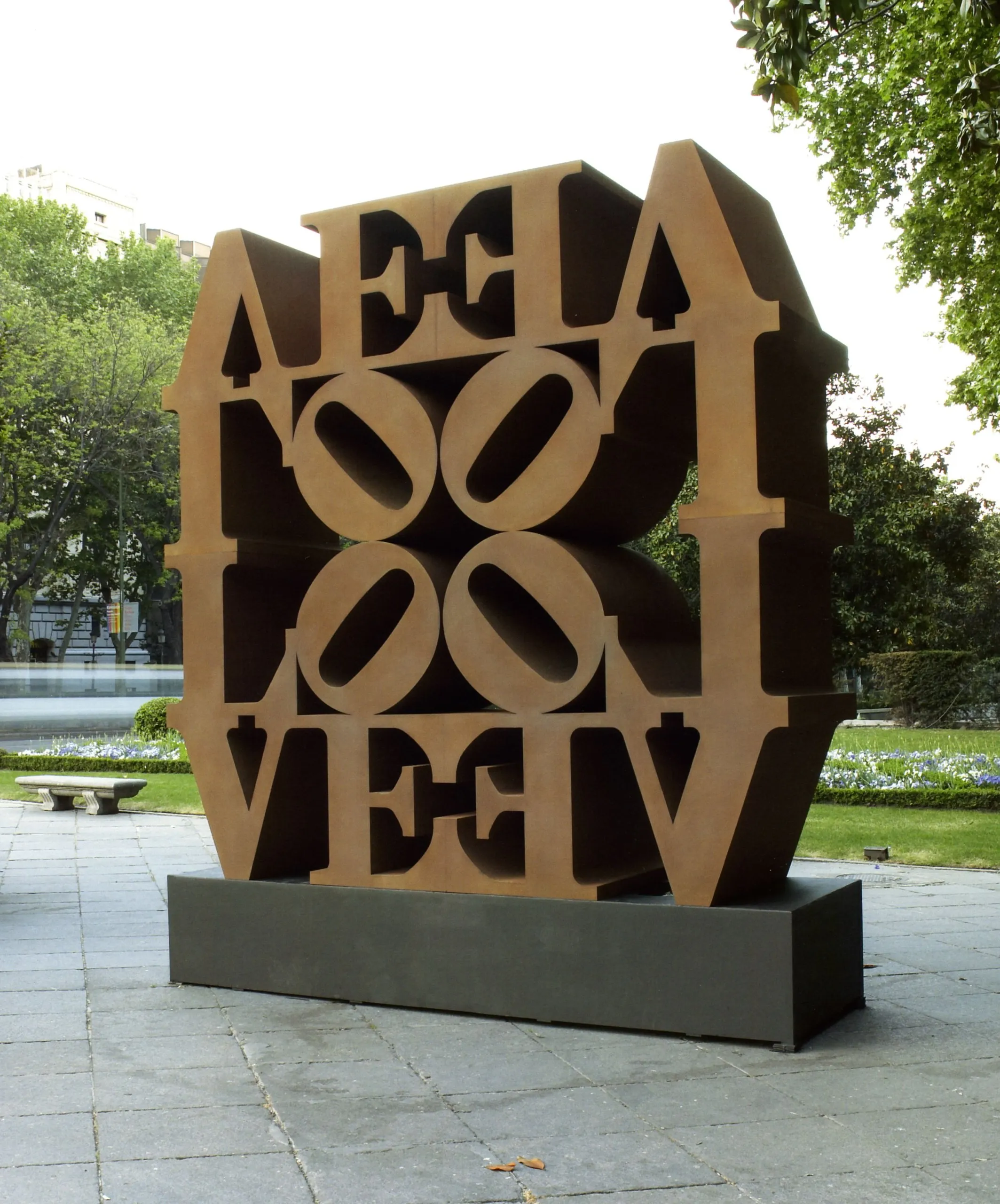 Sculpture LOVE Wall de Robert Indiana en acier Corten, quatre LOVE empilés