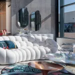 Canapé Bubble blanc, miroirs ovales et larges baies vitrées dans le showroom Roche Bobois de Saint-Bonnet-de-Mure