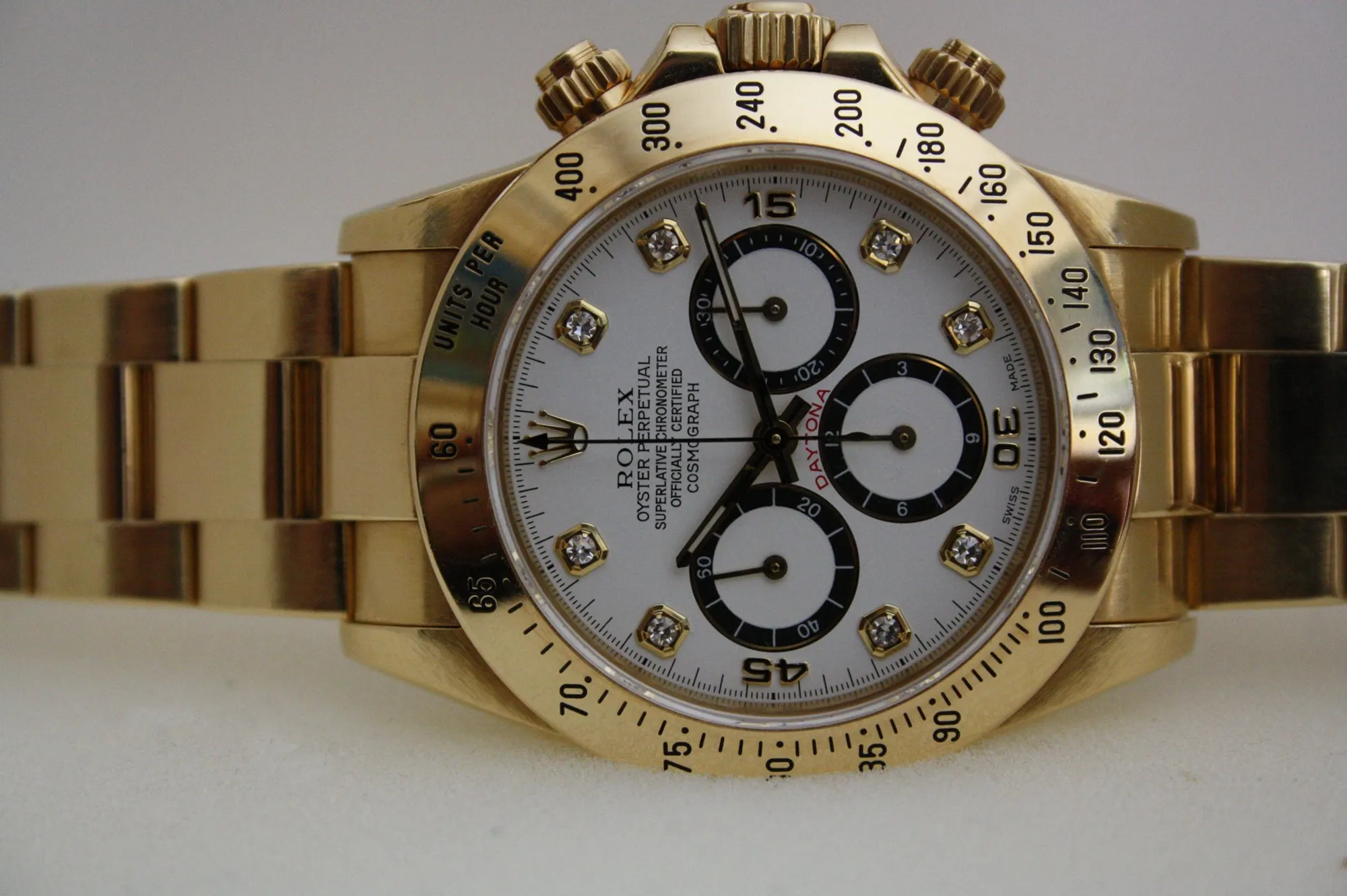 Rolex Cosmograph Daytona de oro amarillo con esfera blanca engastada con diamantes