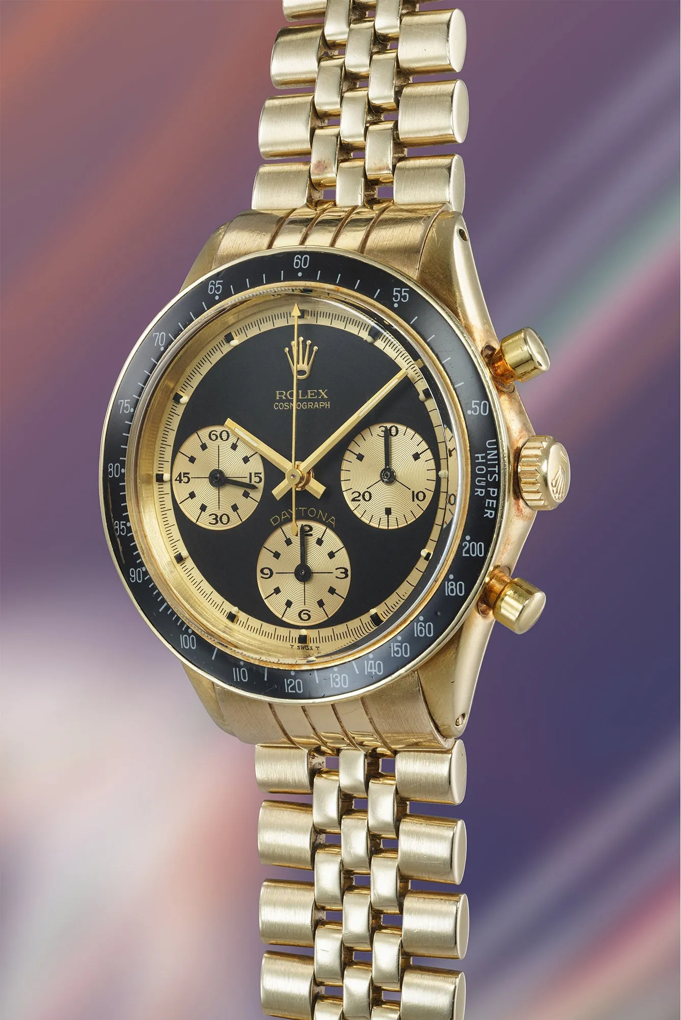 Rolex Cosmograph Daytona référence 6241 « John Player Special » en or jaune 14 carats, cadran noir et compteurs dorés