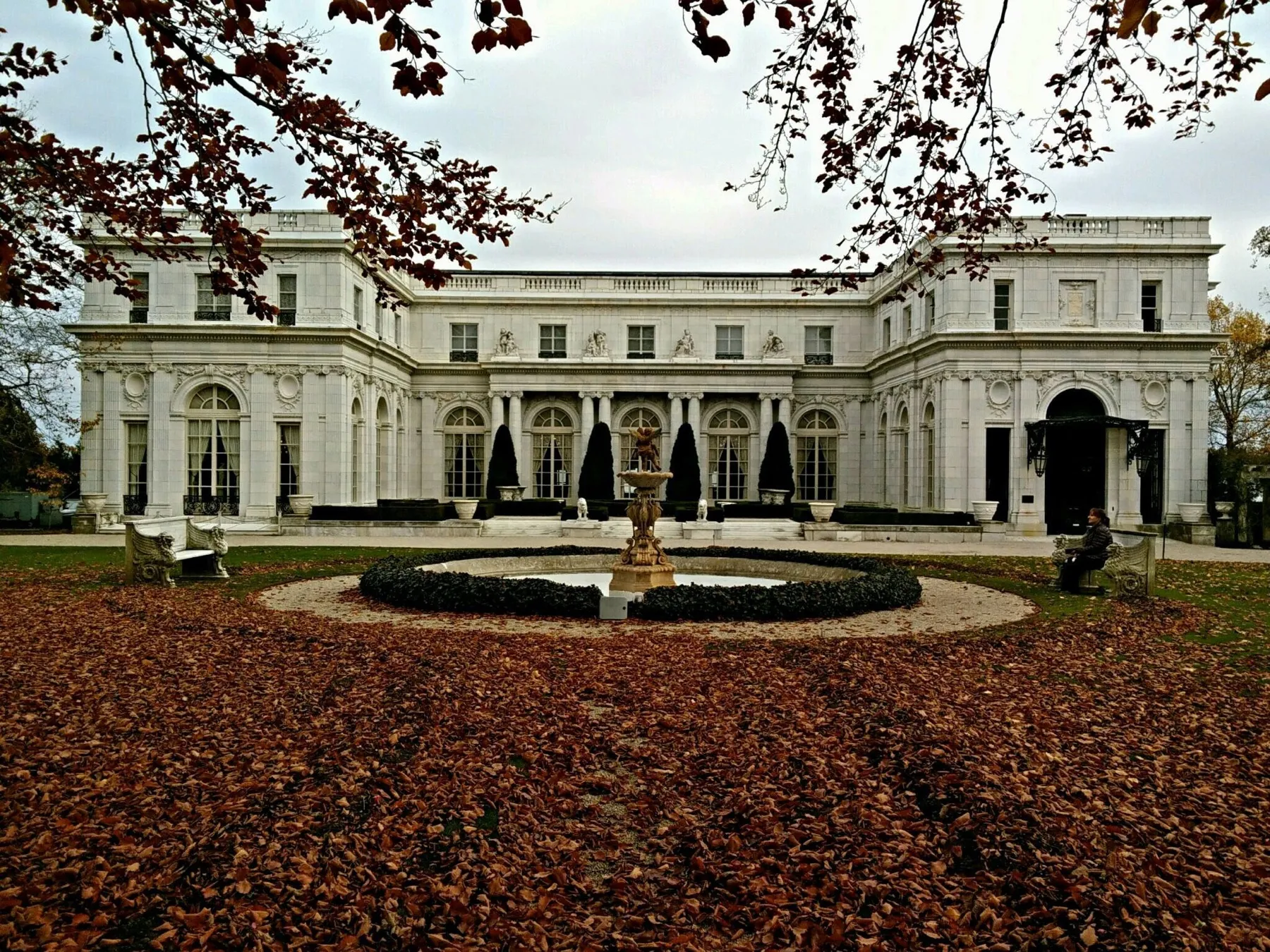 Façade blanche de Rosecliff à Newport, inspirée du Grand Trianon, avec sa fontaine et des feuilles d'automne