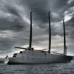 Le Sailing Yacht A et ses trois mâts de carbone au mouillage sous un ciel d'orage
