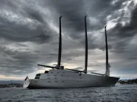 Le Sailing Yacht A et ses trois mâts de carbone au mouillage sous un ciel d'orage