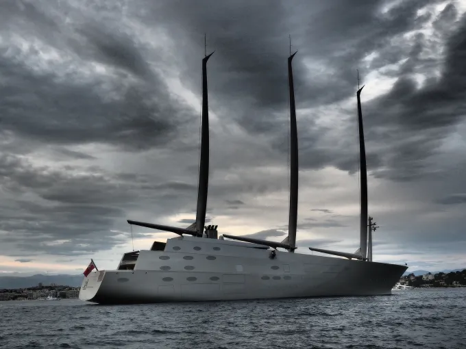 Le Sailing Yacht A et ses trois mâts de carbone au mouillage sous un ciel d'orage