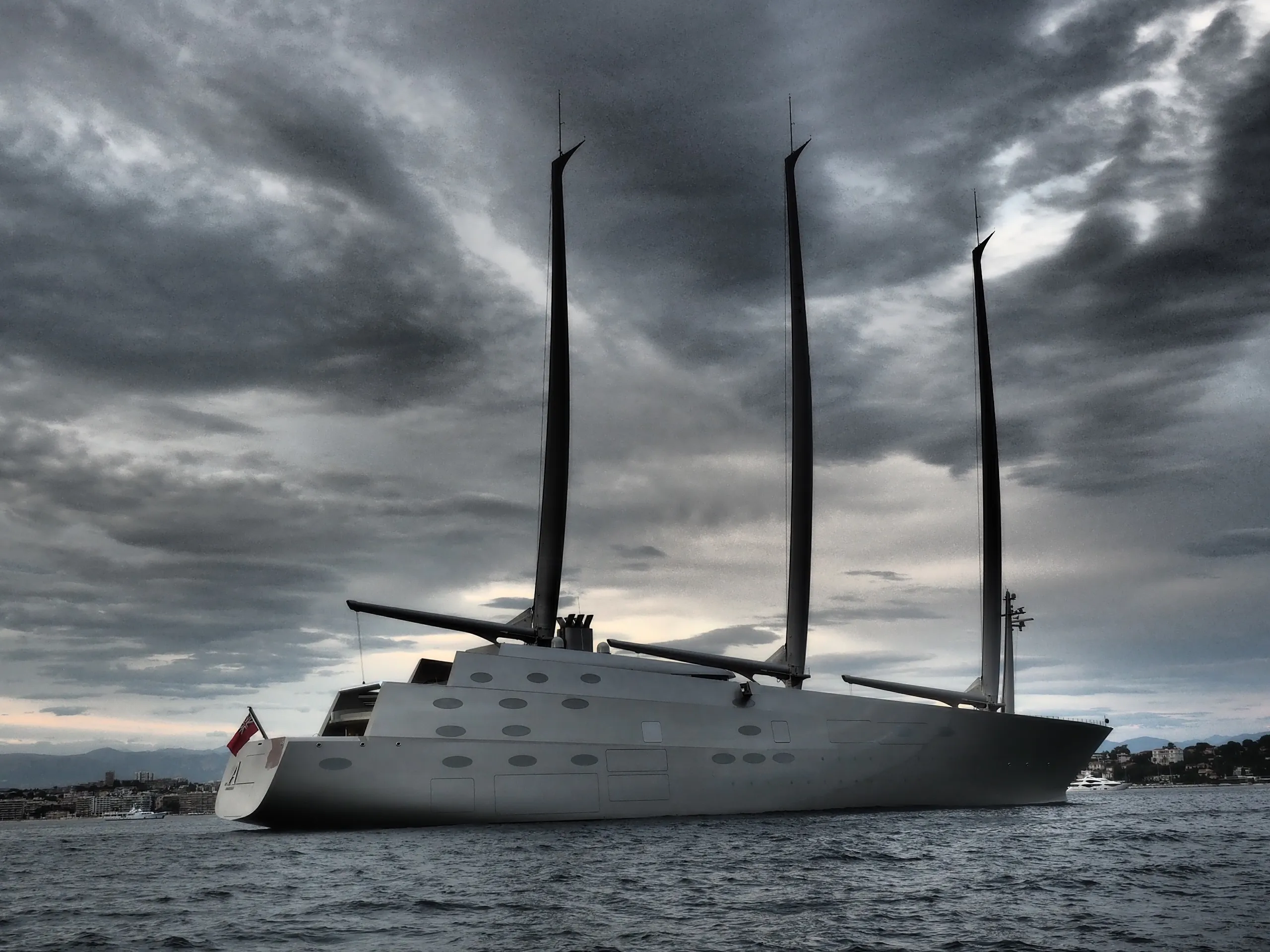 Le Sailing Yacht A et ses trois mâts de carbone au mouillage sous un ciel d'orage