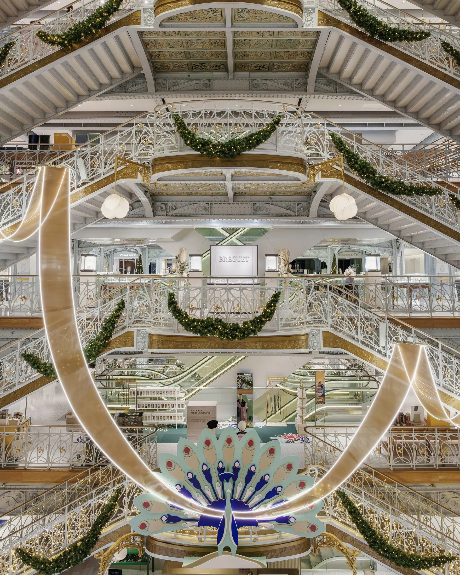 Verrière de la Samaritaine avec un ruban géant et le paon emblématique du grand magasin pour Noël 2025
