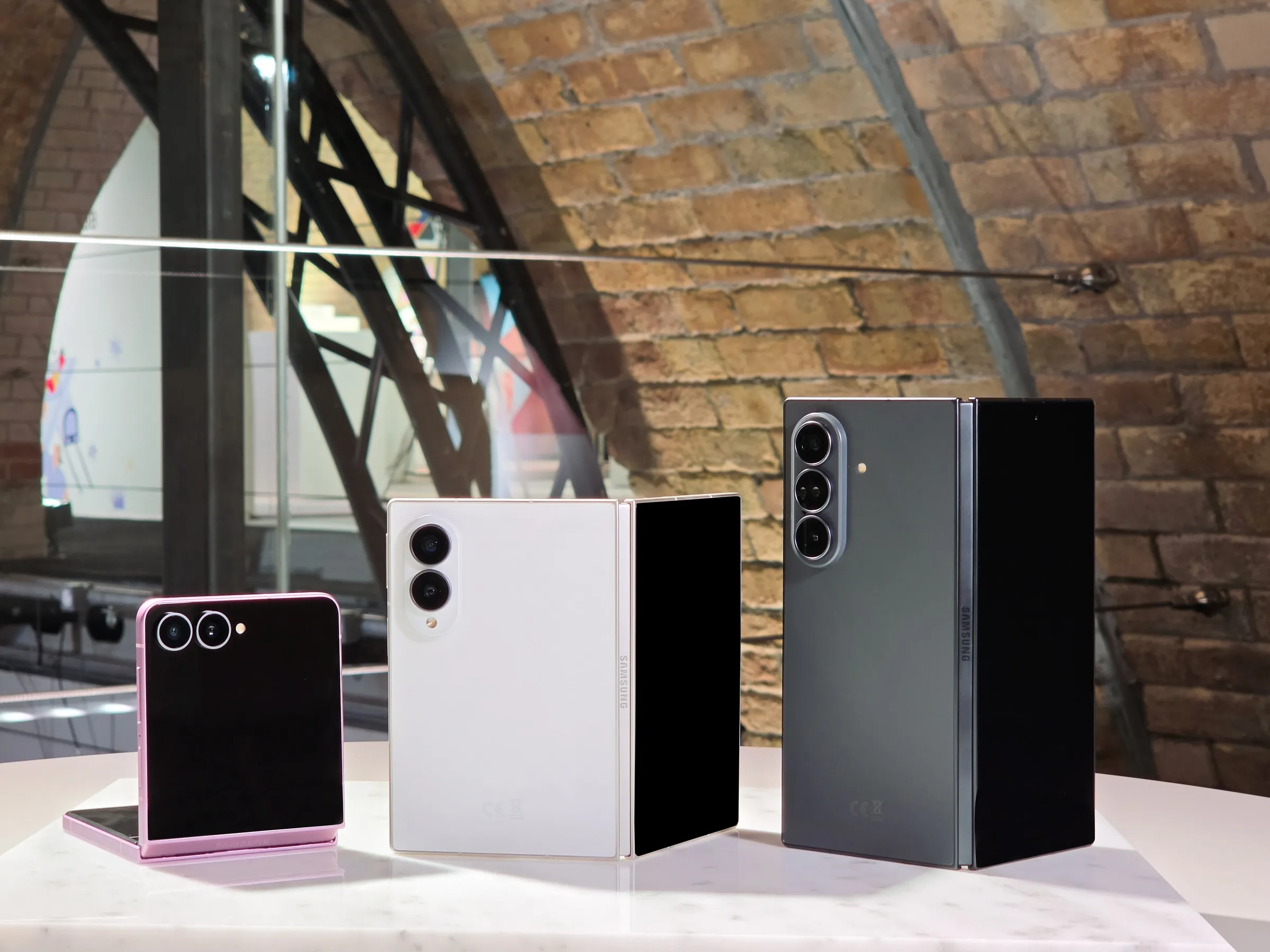Galaxy Z Flip8, Galaxy Z Fold8 et Galaxy Z Fold8 Ultra posés côte à côte