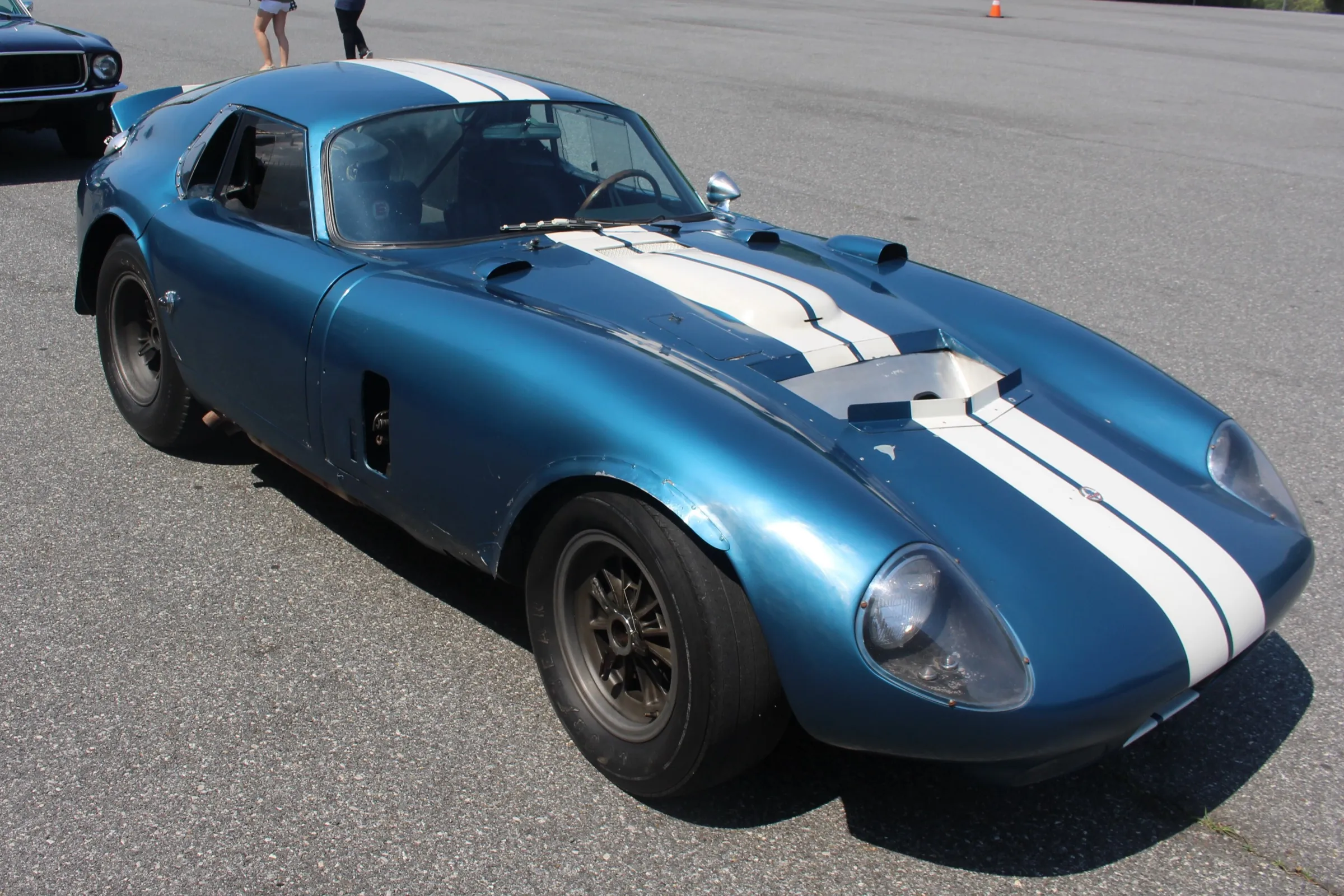 Shelby Cobra Daytona Coupé de 1964 azul con franjas blancas, chasis CSX2287