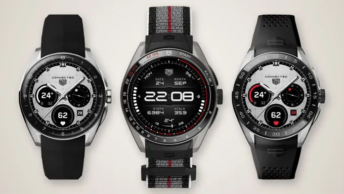 Trois montres connectées TAG Heuer Connected Calibre E5 : 40 mm acier, Running Edition 45 mm titane et 45 mm acier à lunette céramique