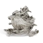 Terrine en argent de Juste-Aurèle Meissonnier pour le duc de Kingston, en forme de coquille sur son présentoir rocaille