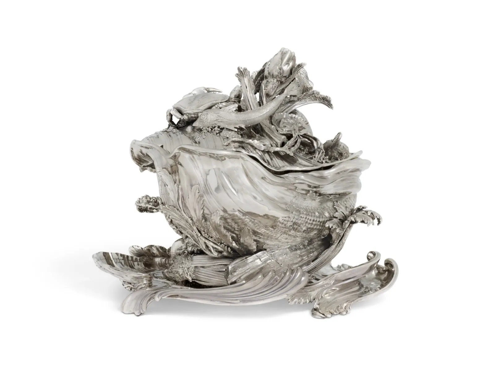 Terrine en argent de Juste-Aurèle Meissonnier pour le duc de Kingston, en forme de coquille sur son présentoir rocaille
