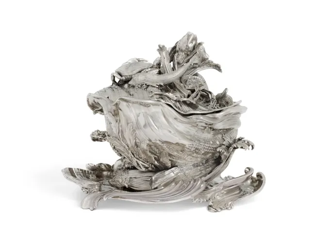 Terrine en argent de Juste-Aurèle Meissonnier pour le duc de Kingston, en forme de coquille sur son présentoir rocaille