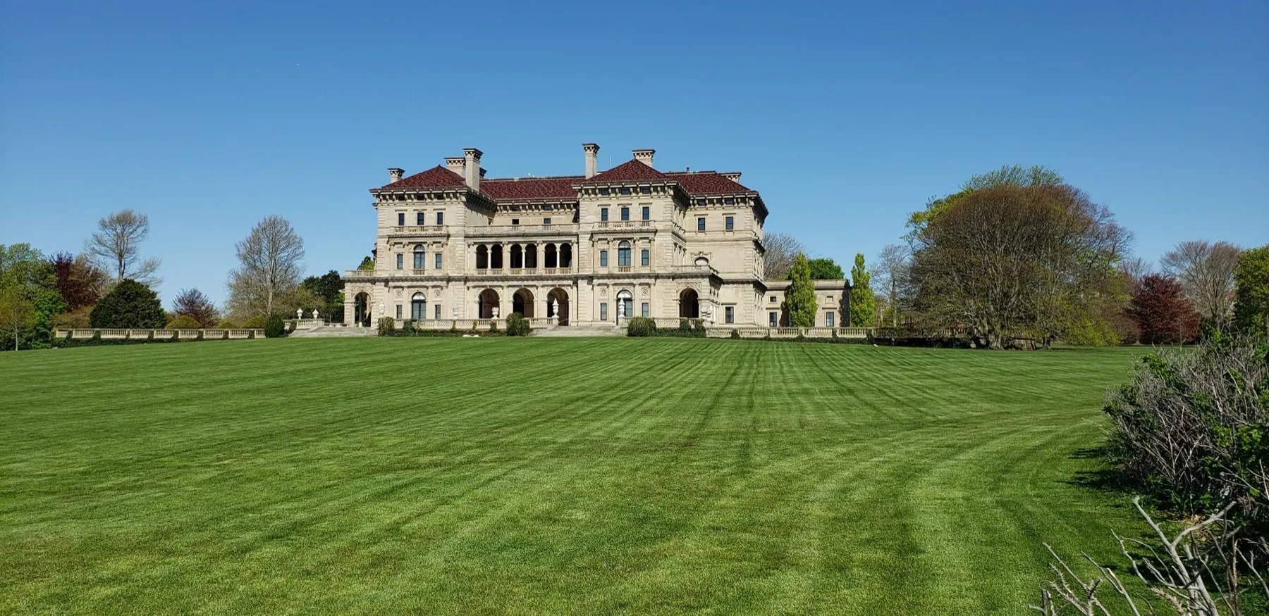 Façade arrière de The Breakers, palais d'été des Vanderbilt à Newport, vue depuis la pelouse côté océan